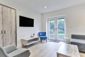 3 Bed Refurbished, Modern House, Wifi, Patio Area